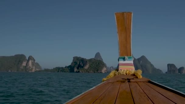 Phangnga Bay Thaïlande, Bateau à longue queue naviguant entre l'île de calcaire et les rochesThaïlande visiter la plage tropicale — Video