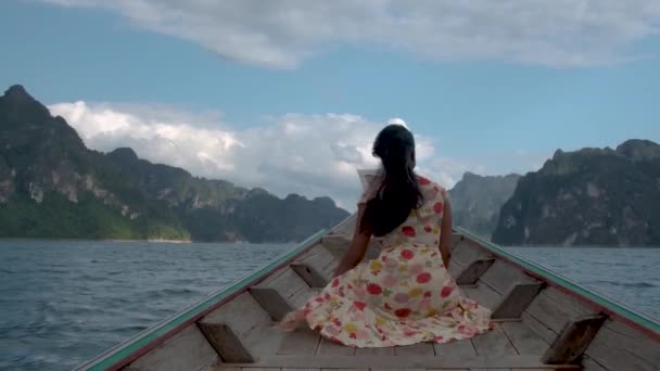 Khao Sok Tailândia, mulher de férias na Tailândia, menina em barco de cauda longa no parque nacional Khao Sok Tailândia — Vídeo de Stock