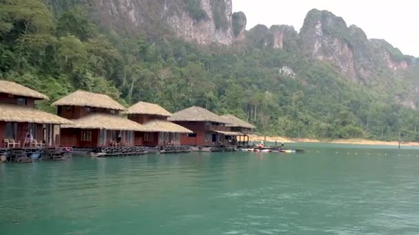Khao Sok, Tailândia Janeiro 2020, Raft casas no Khao Sok National Park Lake, na Tailândia. Esta é a forma popular de alojamento para turistas e moradores locais — Vídeo de Stock
