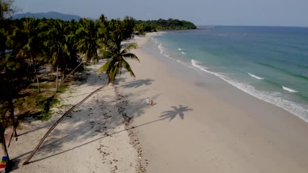 Chumphon Thailandia spiaggia bianca con palme, Wua Laen spiaggia Chumphon zona Thailandia, palma appesa sulla spiaggia — Video Stock