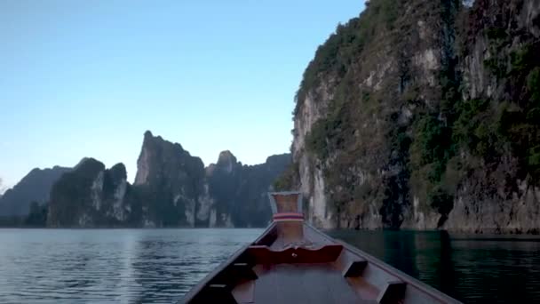 Longtail barca al lago di Khao Sok Thailandia, lunga coda barca di legno al lago durante il tramonto Khao Sok Lake — Video Stock