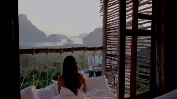 Bahía de Phangnga durante el amanecer, mujer observando el amanecer en el mirador Samet Nang Shee Tailandia Provincia de Phangnga — Vídeos de Stock