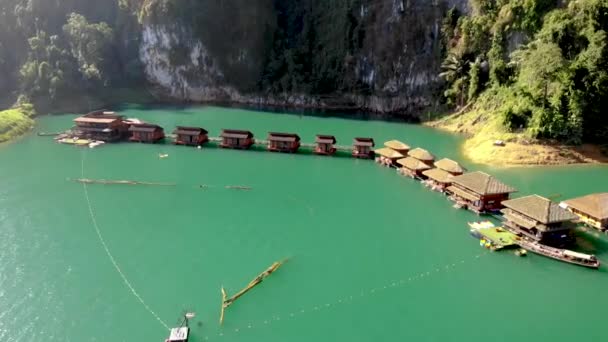 Khao Sok, Thailand , Raft houses on the Khao Sok National Park Lake in Thailand. This is popular form of accommodation for tourists and locals — Stock Video