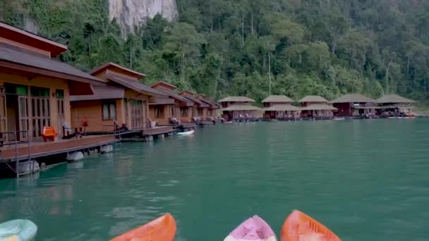 Khao Sok, Tailandia Enero 2020, Casas balsa en el Parque Nacional Khao Sok Lago en Tailandia. Esta es una forma popular de alojamiento para turistas y lugareños — Vídeo de stock