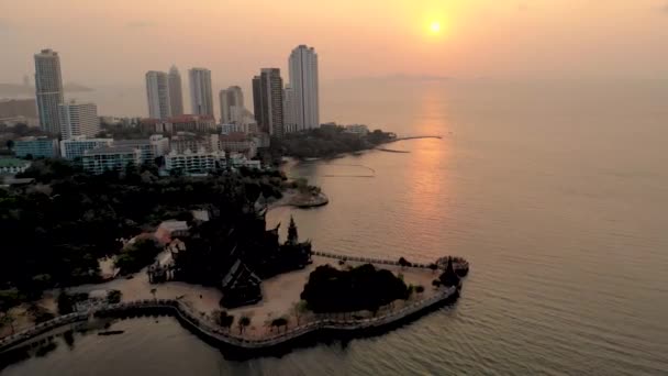Skyline of Pattaya Thailand with wooden old historical temple during sunset Pattaya Thailand — Stok video