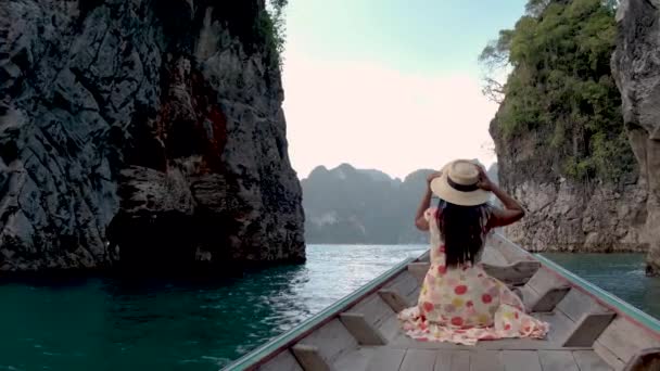 Khao Sok Tailandia, mujer de vacaciones en Tailandia, chica en barco de cola larga en el parque nacional Khao Sok Tailandia — Vídeos de Stock