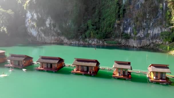 Khao Sok, Thailand January 2020, Raft houses on the Khao Sok National Park Lake in Thailand. This is popular form of accommodation for tourists and locals — Stok video