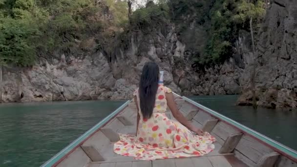 Khao Sok Tailandia, mujer de vacaciones en Tailandia, chica en barco de cola larga en el parque nacional Khao Sok Tailandia — Vídeo de stock