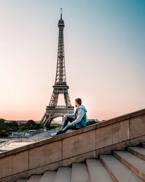 Young men watching Eiffel tower in Paris. guy tourist visiting Paris France by eiffel tower — Stockfoto