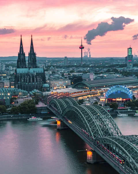 Городской горизонт Кольн Германия, Кёльн на закате, Кёльнский мост с кафедральным собором Германия Европа — стоковое фото