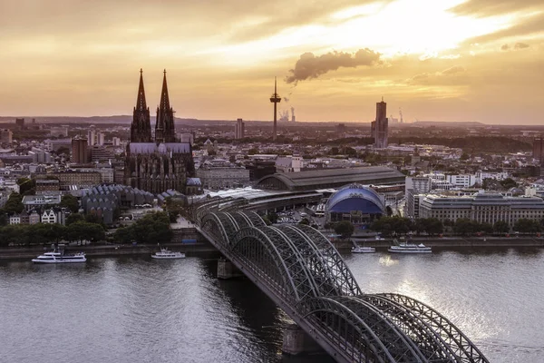 Городской горизонт Кольн Германия, Кёльн на закате, Кёльнский мост с кафедральным собором Германия Европа — стоковое фото