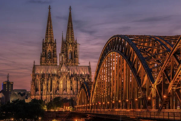 Koln Alemania ciudad skyline, Colonia skyline durante la puesta del sol, Colonia puente con catedral Alemania Europa — Foto de Stock