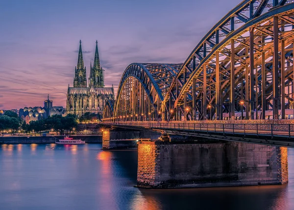 Koln Germany city skyline, Cologne skyline during sunset ,Cologne bridge with cathedral Germany Europe — Stockfoto