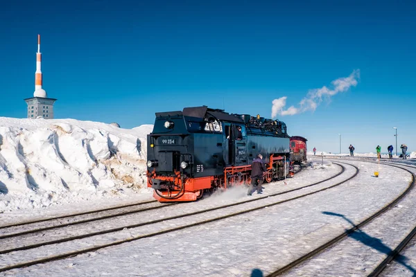 Parc national du Harz Allemagne, train à vapeur historique en hiver, Drei Annen Hohe, Allemagne, Locomotive à vapeur du Harzer Schmallspurbahnen en hiver avec neige . — Photo