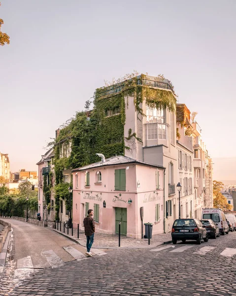 Paris France September 2018, Streets of Montmartre in the early morning with cafes and restaurants, colorful street view at La Maison Rose — Stockfoto