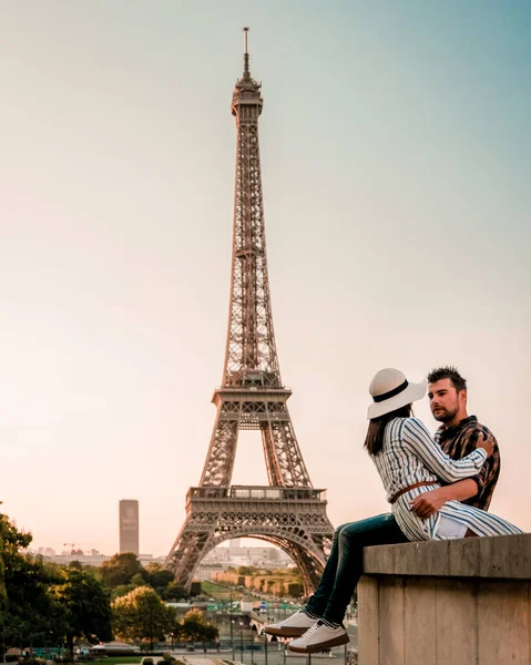 Пара мужчин женщина медовый месяц Париж Эйфелева башня, пара мужчин и женщин поездка по городу в Париже — стоковое фото