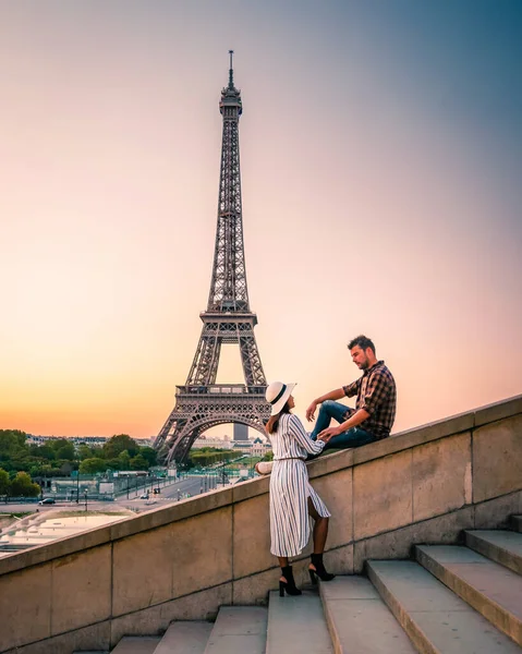 Couple men an woman honeymoon Paris Eiffel tower, couple men and woman city trip in Paris — Stock Photo, Image