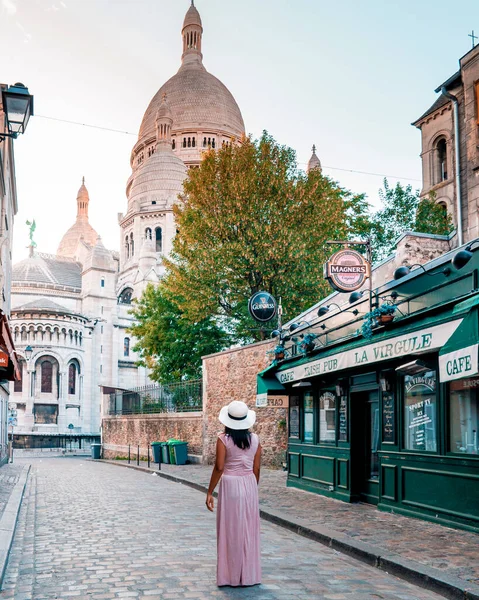 Parigi Francia settembre 2018, Strade di Montmartre al mattino presto con caffè e ristoranti, colorata vista sulla strada a La Maison Rose — Foto Stock