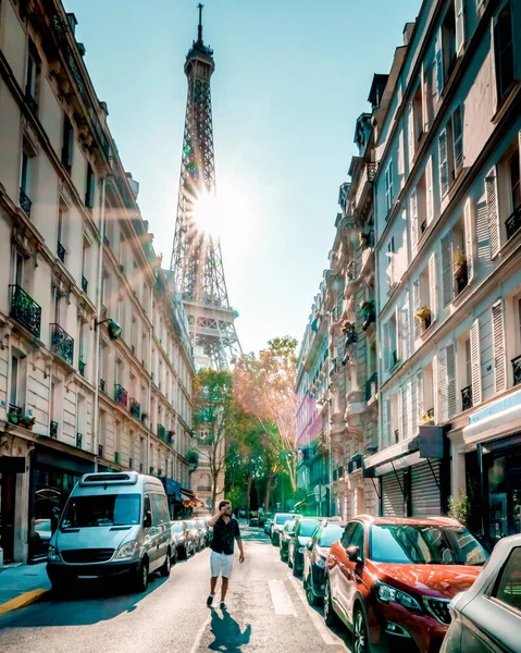 Couple men an woman honeymoon Paris Eiffel tower, couple men and woman city trip in Paris — Stockfoto