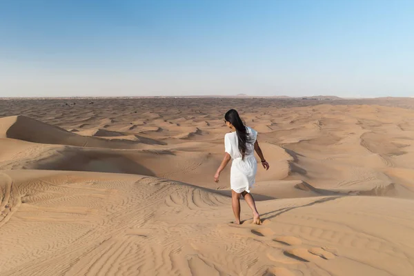 Dubai dessert sand dunes, couple on Dubai desert safari,United Arab Emirates, woman vacation in Dubai — Stockfoto