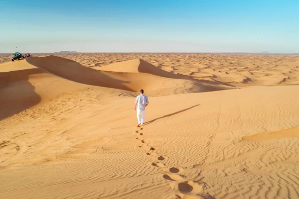 Dubai dessert sand dunes, couple on Dubai desert safari,United Arab Emirates, men on vacation in Dubai Emirates — Stockfoto