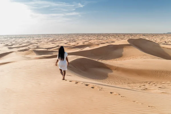 Dubai postre dunas de arena, pareja en Dubai desierto safari, Emiratos Árabes Unidos, vacaciones de mujeres en Dubai — Foto de Stock