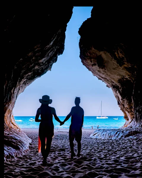 Sardenha Orosei costa Itália, mulher de férias na Ilha da Sardenha em um passeio de barco para todas as praias de seixos brancos algumas das mais belas praias da Europa — Fotografia de Stock