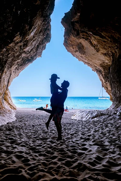 Cerdeña Costa de Orosei Italia, mujer de vacaciones en la isla de Cerdeña en un viaje en barco a todas las playas de guijarros blancos algunas de las playas más bellas de Europa — Foto de Stock