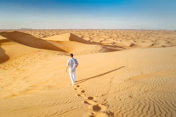 Dubai postre dunas de arena, pareja en Dubai desierto safari, Emiratos Árabes Unidos, hombres de vacaciones en Dubai Emirates — Foto de Stock