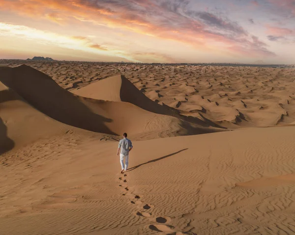 Dubai dessert sand dunes, couple on Dubai desert safari,United Arab Emirates, men on vacation in Dubai Emirates — Stockfoto