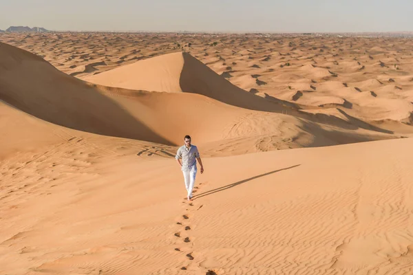 Dubai postre dunas de arena, pareja en Dubai desierto safari, Emiratos Árabes Unidos, hombres de vacaciones en Dubai Emirates — Foto de Stock