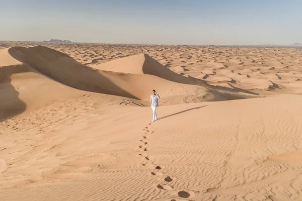 Dubai postre dunas de arena, pareja en Dubai desierto safari, Emiratos Árabes Unidos, hombres de vacaciones en Dubai Emirates — Foto de Stock