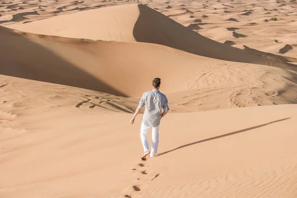 Dubai dessert sand dunes, couple on Dubai desert safari,United Arab Emirates, men on vacation in Dubai Emirates — Zdjęcie stockowe