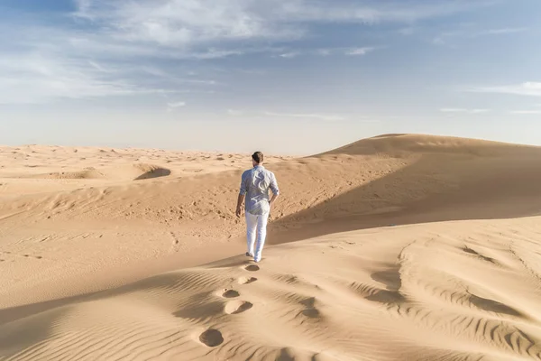 Dubai dessert sand dunes, couple on Dubai desert safari,United Arab Emirates, men on vacation in Dubai Emirates — Stockfoto