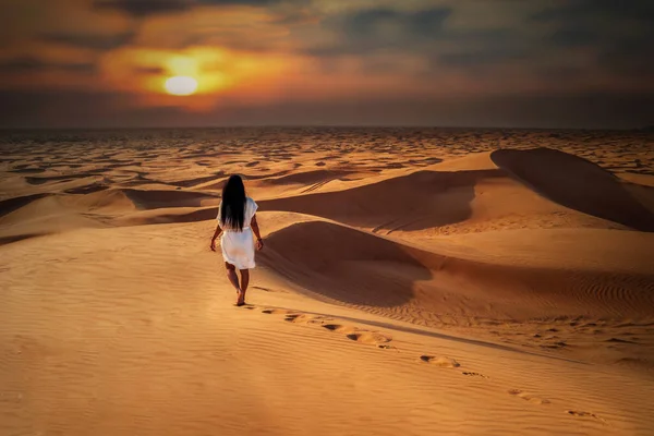 Dubai dessert sand dunes, couple on Dubai desert safari,United Arab Emirates, woman vacation in Dubai — Stockfoto