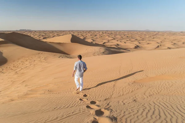 Hombres jóvenes de vacaciones en Dubai, chico en viaje a la ciudad Dubai Emiratos Árabes horizonte — Foto de Stock