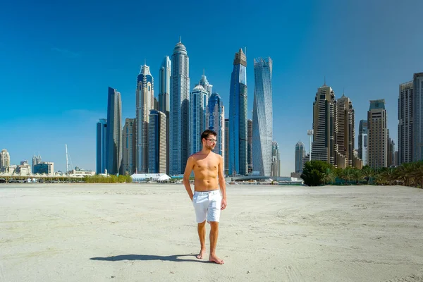 Young men on vacation in Dubai, guy on citytrip Dubai Arab Emirates skyline — Stok fotoğraf