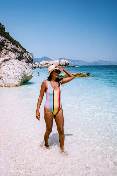 Сардиния Оросей побережье Италии, женщина в отпуске на острове Сардиния на лодке поездка на все белые галечные пляжи некоторые из самых красивых пляжей в Европе — стоковое фото