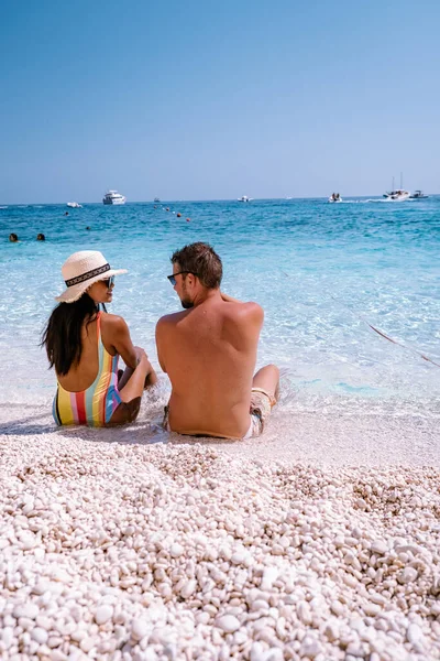 Sardegna Costa d'Orosei Italia, donna in vacanza all'Isola di Sardegna in barca verso tutte le spiagge di ciottoli bianchi alcune delle spiagge più belle d'Europa — Foto Stock