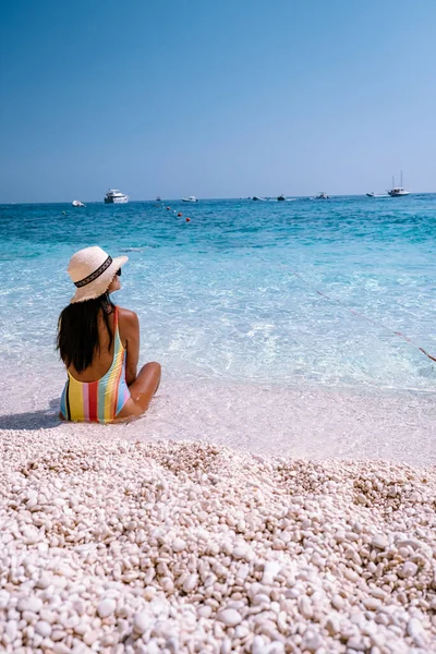 Sardegna Costa d'Orosei Italia, donna in vacanza all'Isola di Sardegna in barca verso tutte le spiagge di ciottoli bianchi alcune delle spiagge più belle d'Europa — Foto Stock