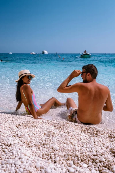 Sardegna Costa d'Orosei Italia, donna in vacanza all'Isola di Sardegna in barca verso tutte le spiagge di ciottoli bianchi alcune delle spiagge più belle d'Europa — Foto Stock