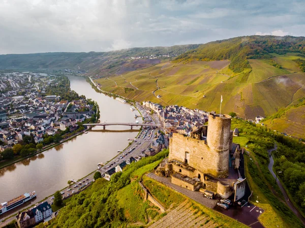 Bernkastel Burgruine Landshut Mosel River Germany, old castle looking out over the river Mosel — стоковое фото