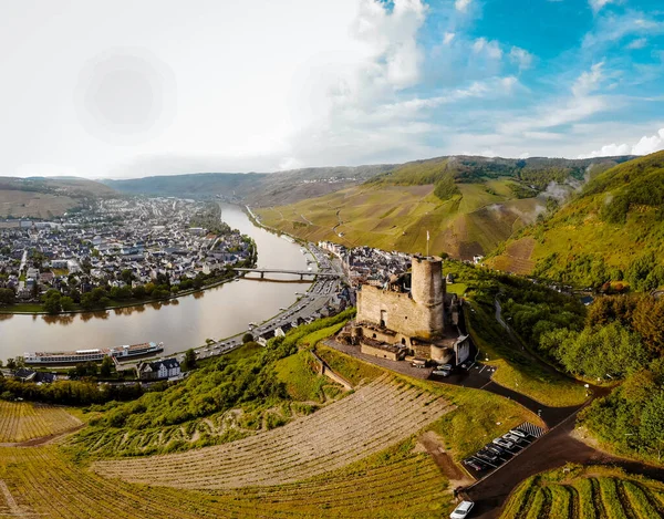Bernkastel Burgruine Landshut Mosel River Germany, old castle looking out over the river Mosel — стоковое фото