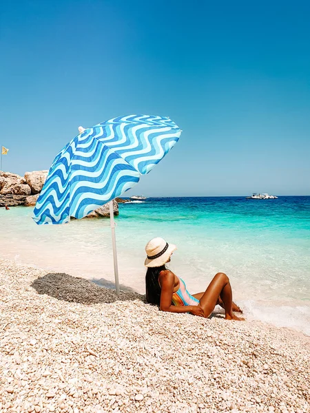 Sardenha Orosei costa Itália, mulher de férias na Ilha da Sardenha em um passeio de barco para todas as praias de seixos brancos algumas das mais belas praias da Europa — Fotografia de Stock