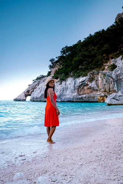 Cerdeña Costa de Orosei Italia, mujer de vacaciones en la isla de Cerdeña en un viaje en barco a todas las playas de guijarros blancos algunas de las playas más bellas de Europa — Foto de Stock