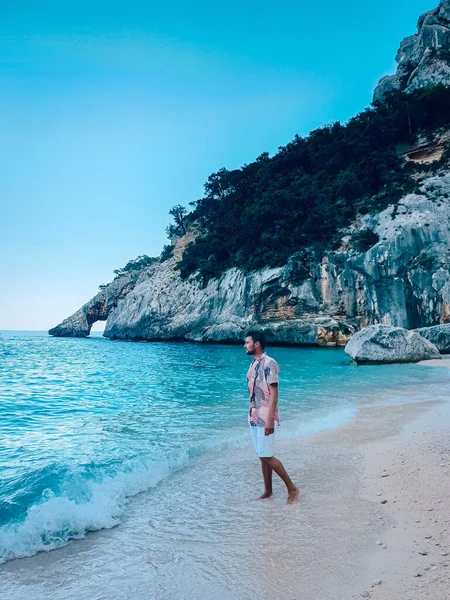 Cerdeña costa de Orosei Italia, chico de vacaciones en la isla de Cerdeña en un viaje en barco a todas las playas de guijarros blancos algunas de las playas más bellas de Europa — Foto de Stock
