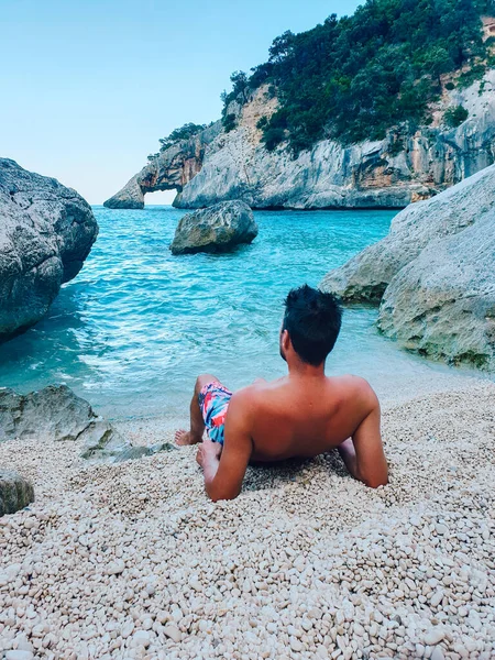 Sardegna Costa di Orosei Italia, ragazzo in vacanza all'Isola di Sardegna in barca verso tutte le spiagge di ciottoli bianchi alcune delle spiagge più belle d'Europa — Foto Stock