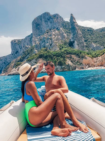 Sardegna Costa d'Orosei Italia, uomini e donne, giovane coppia adulta in vacanza all'Isola di Sardegna in barca verso tutte le spiagge di ciottoli bianchi alcune delle spiagge più belle d'Europa — Foto Stock