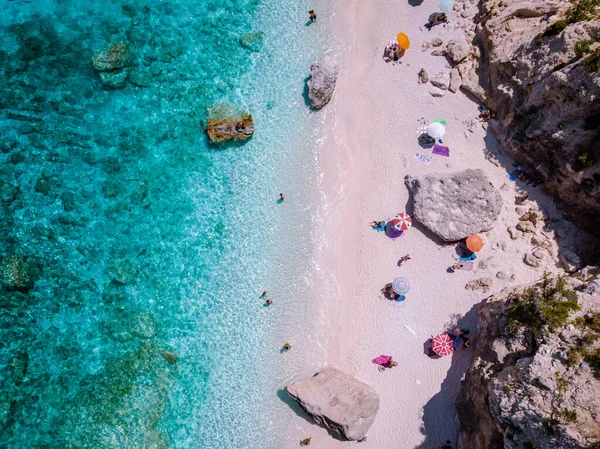 Sardaigne Côte d'Orosei Italie, les gens plongent dans l'océan cristallin de Sardaigne Italie — Photo