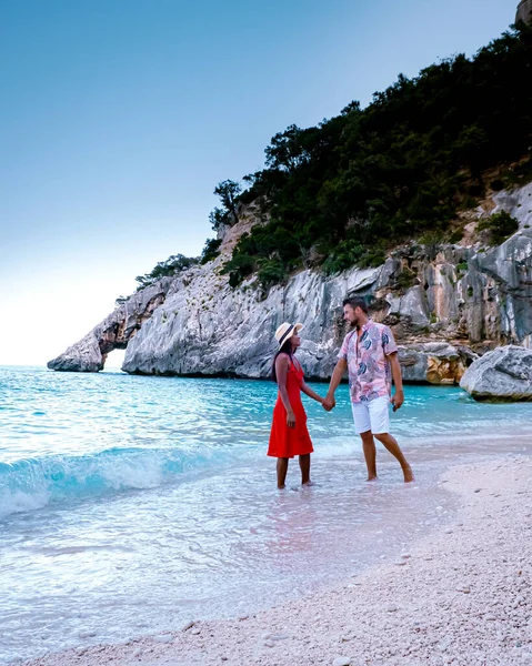 Cerdeña Costa de Orosei Italia, hombres y mujeres, pareja de jóvenes adultos de vacaciones en la isla de Cerdeña en un viaje en barco a todas las playas de guijarros blancos algunas de las playas más bellas de Europa —  Fotos de Stock